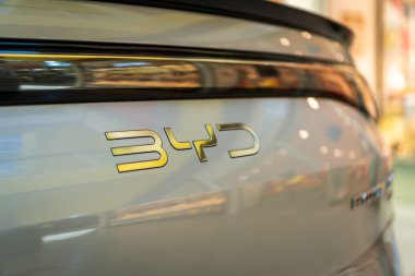 Brno, Çek Cumhuriyeti - 20 Haziran 2025: Çinli otomobil üreticisi BYD 'nin modern elektrikli arabasının arkasındaki logonun ayrıntıları.