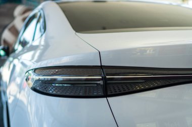 Brno, Çek Cumhuriyeti - 20 Haziran 2025: BYD elektrikli bir arabanın arka modern LED ışığının ayrıntıları.