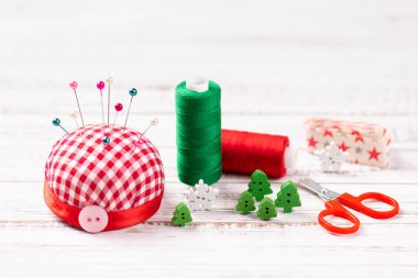 El yapımı ve dikiş geçmişi, Noel süslemeleri için el işi. Dikiş aksesuarları, makara, iğne, makas, dikiş düğmeleri. Noel el yapımı dekorasyon