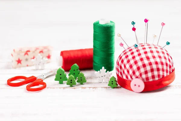 手作りと縫製の背景 休日の装飾のためのクリスマス手工芸品 ミシン付属品 スプール糸くず はさみ 針仕事のためのボタン クリスマスハンドメイドの装飾を作る — ストック写真