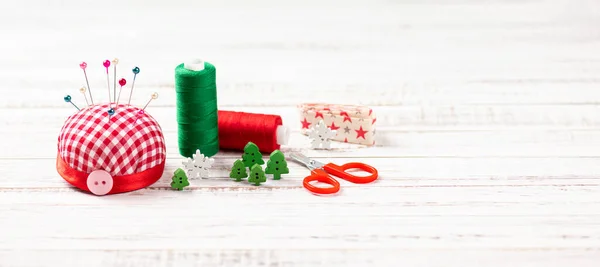 手作りと縫製の背景 休日の装飾のためのクリスマス手工芸品 ミシン付属品 スプール糸くず はさみ 針仕事のためのボタン ミシンや消耗品 スパックのコピー — ストック写真