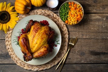 Şükran Günü tatilin kutlu olsun. Ahşap masada şükran günü yemeği için tavuk ya da hindi ve sonbahar sebzesi. Boşluğu kopyala