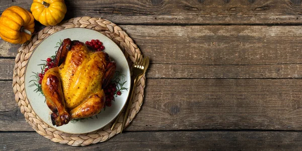 즐거운 추수감사절 연휴를 닭이나 칠면조를 통째로 저녁을 나무로 식사를 — 스톡 사진