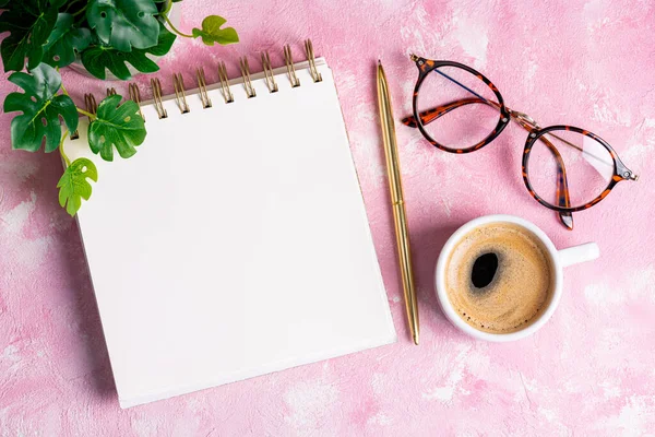 Flache Leere Notizblöcke Auf Schreibtisch Oder Arbeitsplatz Mit Kaffeetasse Brille — Stockfoto