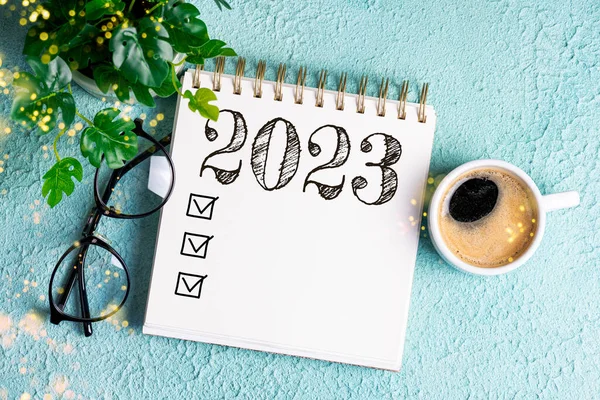 Nieuwjaarsdoelstellingen 2023 Het Bureau 2023 Goals Lijst Met Notebook Koffiebeker — Stockfoto