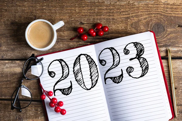 Noworoczne Rezolucje 2023 Biurku Lista 2023 Rozdzielczości Notatnikiem Filiżanką Kawy — Zdjęcie stockowe