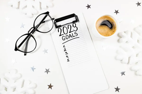 Neujahrsvorsätze 2023 Auf Weißem Schreibtisch Auflösungsliste 2023 Mit Notizbuch Kaffeetasse — Stockfoto