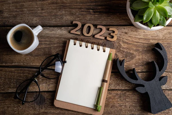 Oud Nieuw Resolutie 2023 Bureau Houten Eco Vriendelijke Herbruikbare Nieuwjaar — Stockfoto