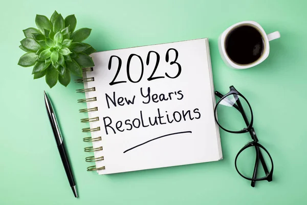 Oud Nieuw Resolutie 2023 Bureau 2023 Resoluties Lijst Met Notebook — Stockfoto