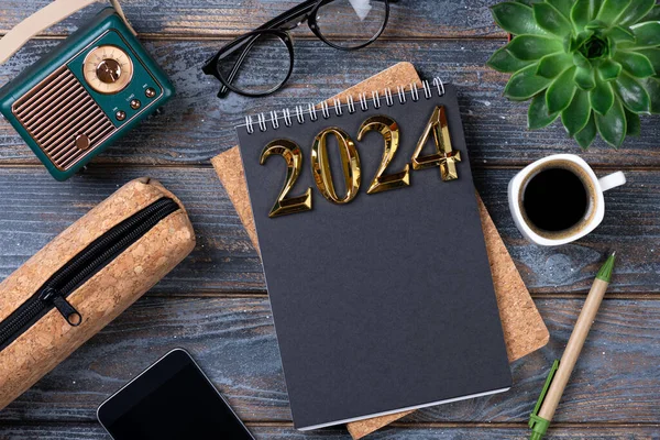 Nieuwjaarsdoelstellingen 2024 Het Bureau 2024 Goals Lijst Met Notebook Koffiebeker — Stockfoto