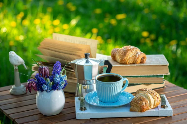 Buquê Flores Croissant Xícara Chá Café Livros Mesa Jardim Verão — Fotografia de Stock