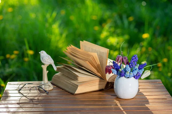 Kukkakimppu Kirja Pöydällä Kesäpuutarhassa Lepää Puutarhassa Lue Kirjoja Vapaa Aika — kuvapankkivalokuva