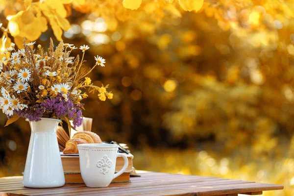 Букет Цветов Круассан Чашка Чая Кофе Книги Столе Осеннем Саду — стоковое фото