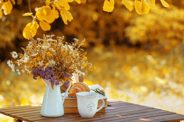 Bir Buket Çayır Çiçeği Kruvasan Bir Fincan Çay Kahve Yaz — Stok fotoğraf