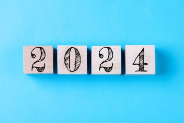 2024 Mutlu Yıllar. 2024 nolu tahta küp masa. 2024 Yeni Yıl geçmişi kavramı. İş, kararlar, hedefler, ilham, başarı, fikirler