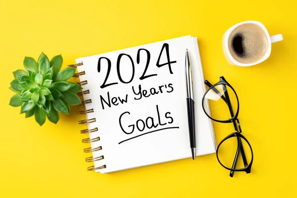 新年第2024号决议摆在桌上 2024分辨率列表与笔记本电脑 咖啡杯在黄色的桌子上 清单概念 2024新年模板 复制空间 — 图库照片