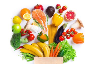 Sağlıklı yemek geçmişi. Kağıt torba içinde sağlıklı yiyecekler balık, sebze ve meyveler beyaz üzerine. Süpermarket alışverişi konsepti