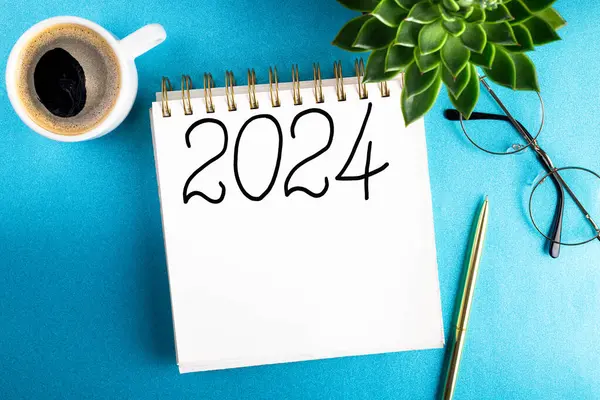 책상에 2024년 결의안 노트북 파란색 테이블에 식물이있는 2024 아이디어 2024 — 스톡 사진