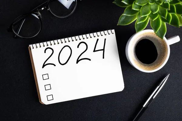 책상에 2024년 결의안 노트북 테이블에 2024 목록입니다 체크리스트 아이디어 2024 — 스톡 사진