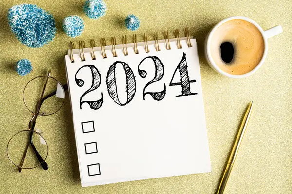 2024 Новогодние Резолюции Столе 2024 Целей Список Ноутбуком Чашки Кофе Стоковая Картинка