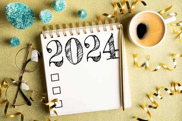 2024 Новогодние Резолюции Столе 2024 Целей Список Ноутбуком Чашки Кофе Стоковое Фото
