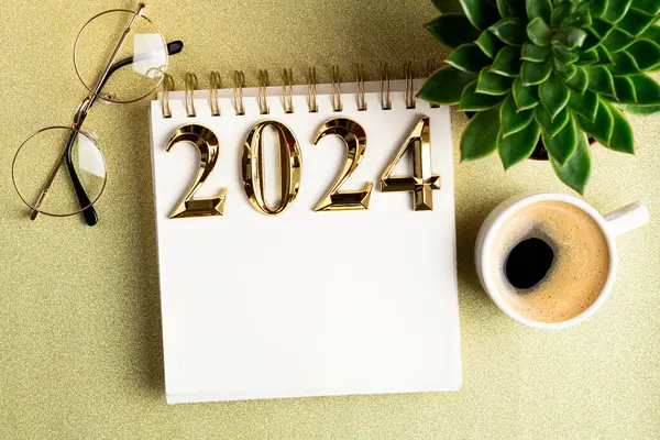 2024 Neujahrsvorsätze Auf Dem Schreibtisch Torliste 2024 Mit Notizbuch Kaffeetasse Stockfoto