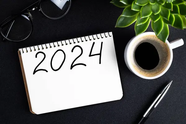 Nyårslöften 2024 Skrivbordet 2024 Mål Lista Med Anteckningsbok Kaffekopp Växt Royaltyfria Stockbilder