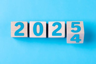 2025 mutlu yıllar. 20242 'den 2025' e kadar mavi üzerine tahta blok değişimi. 2025 'in yeni yıl geçmişi. İş, kararlar, hedefler, ilham, başarı, fikirler