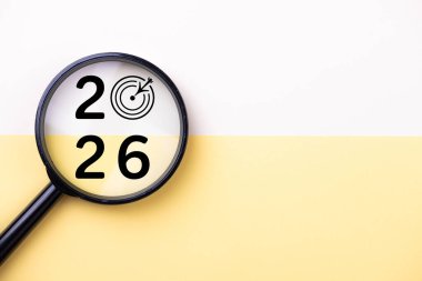 2026 yılbaşı kartı. Yeni yıl hedefleri büyüteçle 2026, hedef simgesi. 2026 'nın yeni yıl geçmişi. İş, kararlar, hedefler, ilham, finans, başarı, fikirler