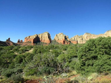 Dağlarla kaplı engebeli çöl manzarası 