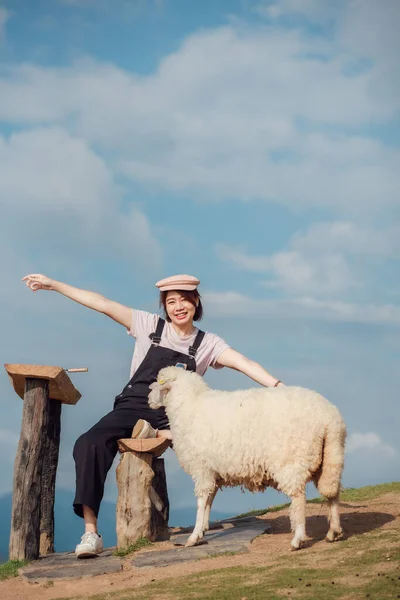 Momento Feliz Uma Agricultora Alimentando Suas Ovelhas — Fotografia de Stock
