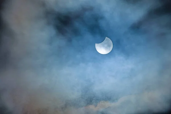 Imagen Eclipse Solar Parcial Través Nubes Velo Mediodía — Foto de Stock