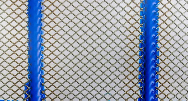 Крупним Планом Дротяна Сітка Синьою Рамою Білим Тлом — стокове фото