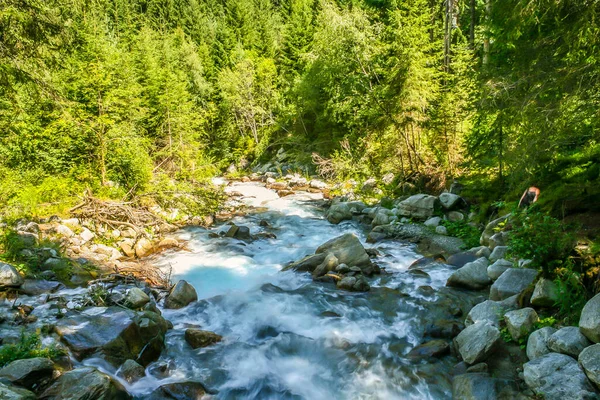 Bavyera 'da gündüz vakti uzun süre çekilen bir dağ akıntısının görüntüsü