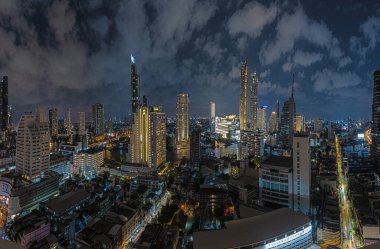 Bangkok 'un aydınlık ufuk çizgisine gece hava pozisyonundan bak