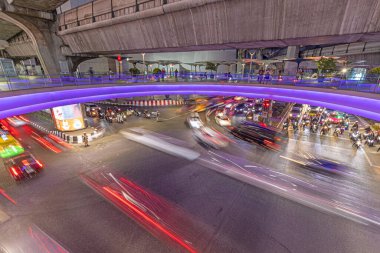 Bangkok Siyam Meydanı 'nın akşam çekimleri alacakaranlıkta uzun süre çekildi