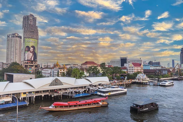 Вид Пірс Сафан Таксін Бангкоку Мосту Таксин Вечірньому Світлі — стокове фото
