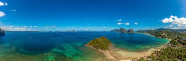 Filipin 'in Palawan adasındaki El Nido yakınlarındaki Paradisiacal Maremegmeg plajının insansız hava aracı panoraması gün ışığında