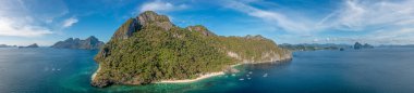 Filipin 'in Palawan adasındaki El Nido yakınlarındaki Paradisiacal Yedi Komando plajının insansız hava aracı panoraması