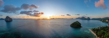 Paradisiacal Maremegmeg sahilinin insansız hava aracı panoraması gün batımında Filipinler 'deki Palawan adasında.