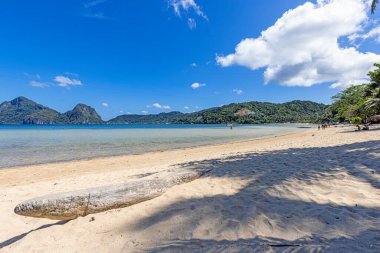 Filipin 'in Palawan adasındaki El Nido yakınlarındaki Maremegmeg plajının gün ışığında izlenimi