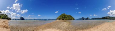 Filipin 'in Palawan adasındaki El Nido yakınlarındaki Maremegmeg plajının gün ışığında izlenimi