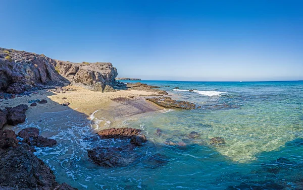 写真は 有名なパパガキョビーチと日中にカナリア島ランサローテ島のロス アジャシュ国立公園から — ストック写真