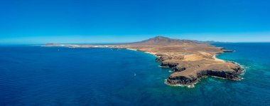 Kanarya Adası Lanzarote 'daki Los Ajaches Ulusal Parkı' nın ünlü Papagaqyo Plajları 'nın insansız hava aracı resmi.