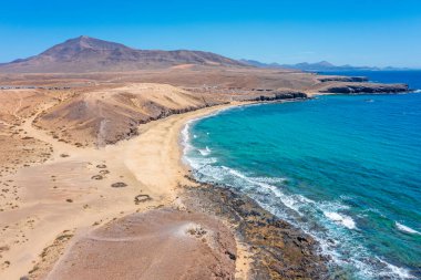 Kanarya Adası Lanzarote 'daki Los Ajaches Ulusal Parkı' nın ünlü Papagaqyo Plajları 'nın insansız hava aracı resmi.