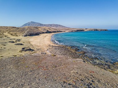 Kanarya Adası Lanzarote 'daki Los Ajaches Ulusal Parkı' nın ünlü Papagaqyo Plajları 'nın insansız hava aracı resmi.