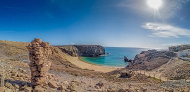 Gündüz vakti Kanarya Adası Lanzarote 'deki Los Ajaches Ulusal Parkı' ndan ünlü Papagaqyo Sahilleri