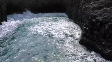 Gündüzleri Lanzarote 'de Los Hervideros' ta sörf üzerinde İHA uçuşu