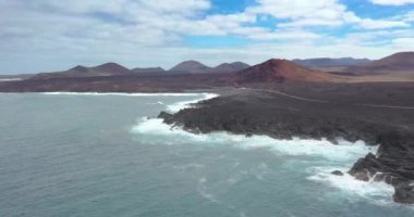 Gündüz vakti Lanzarote 'de Los Hervideros' un kıyılarında İHA videoları çekiliyor.