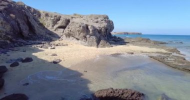 Gündüz vakti Lanzarote 'de Los Hervideros' ta sörf videosu